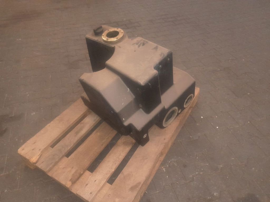 Traktor des Typs Massey Ferguson HYDRAULIEKTANK 7400-SERIE, Gebrauchtmaschine in MARIENHEEM (Bild 1)