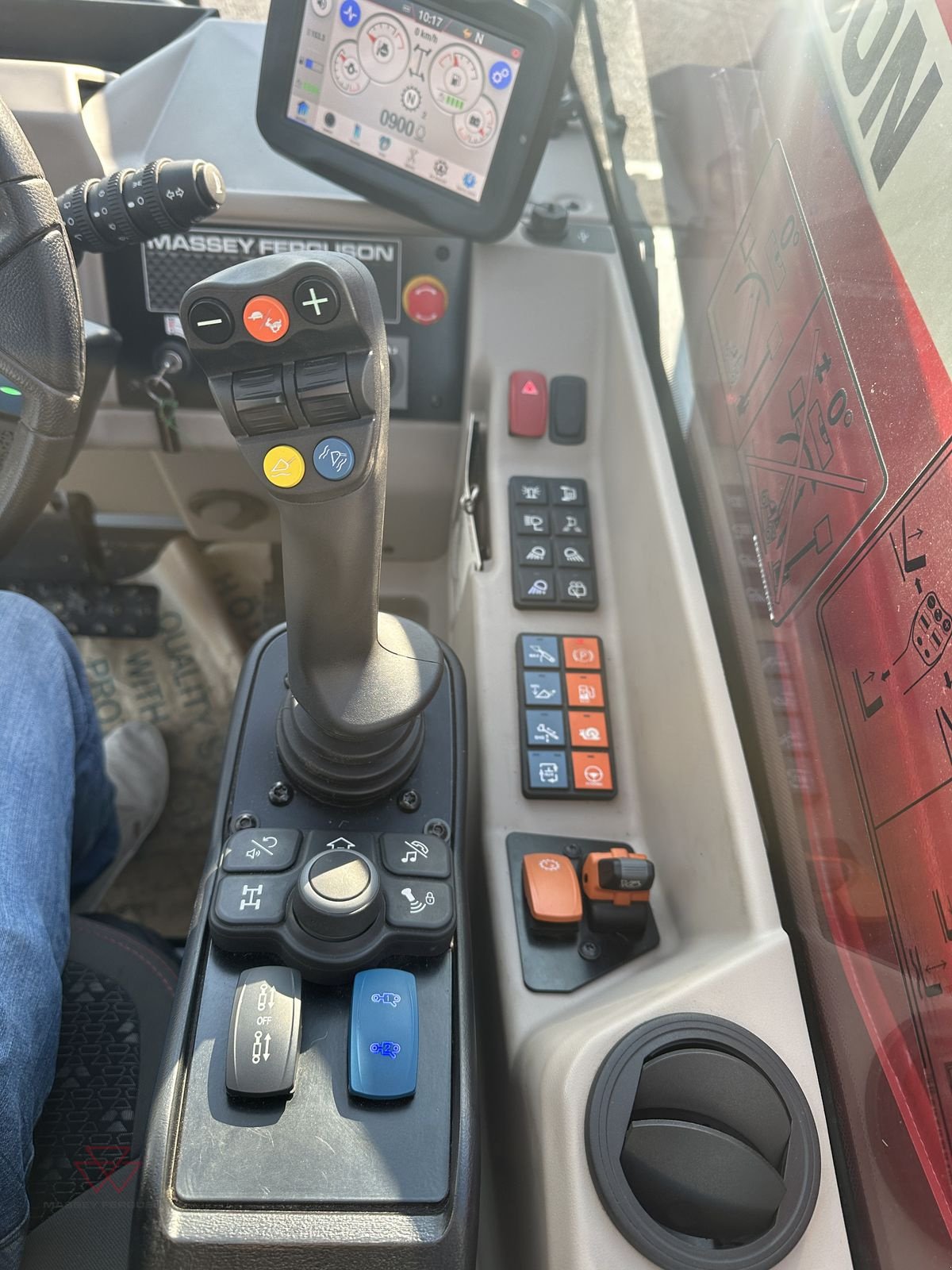 Traktor des Typs Massey Ferguson Massey Ferguson TH.8043 S5 Exclusive, Gebrauchtmaschine in Schwechat (Bild 13)