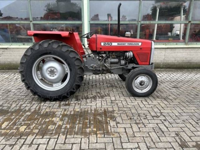 Traktor des Typs Massey Ferguson MF 240, Gebrauchtmaschine in Roosendaal (Bild 2)