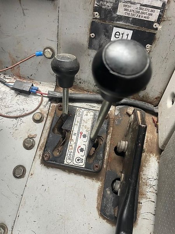 Traktor del tipo Massey Ferguson MF 362 A Allradschlepper mit Frontlader - 40 km/h - Niedrigkabine - Servo - erst 6600 Std. - aus 1.Hd, Gebrauchtmaschine en Niedernhausen OT Engenhahn (Imagen 16)