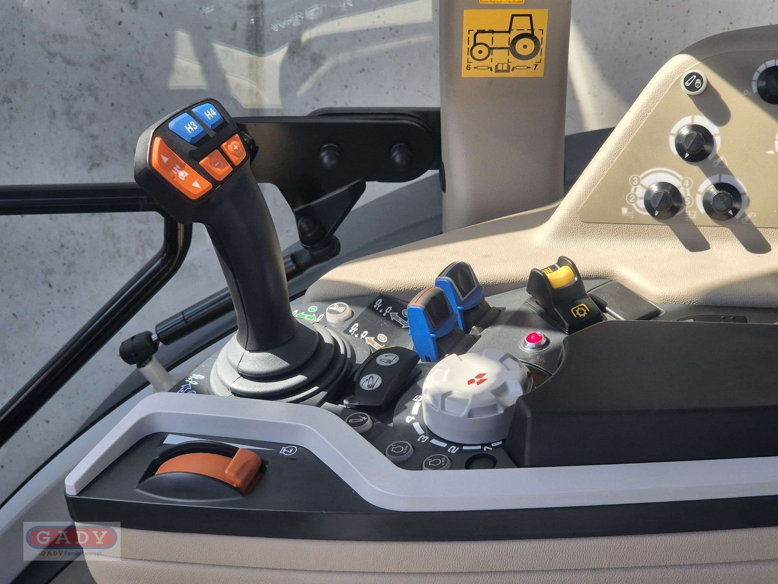 Traktor des Typs Massey Ferguson MF 3AL.75 (Kabine mit ebenem Boden), Neumaschine in Lebring (Bild 8)