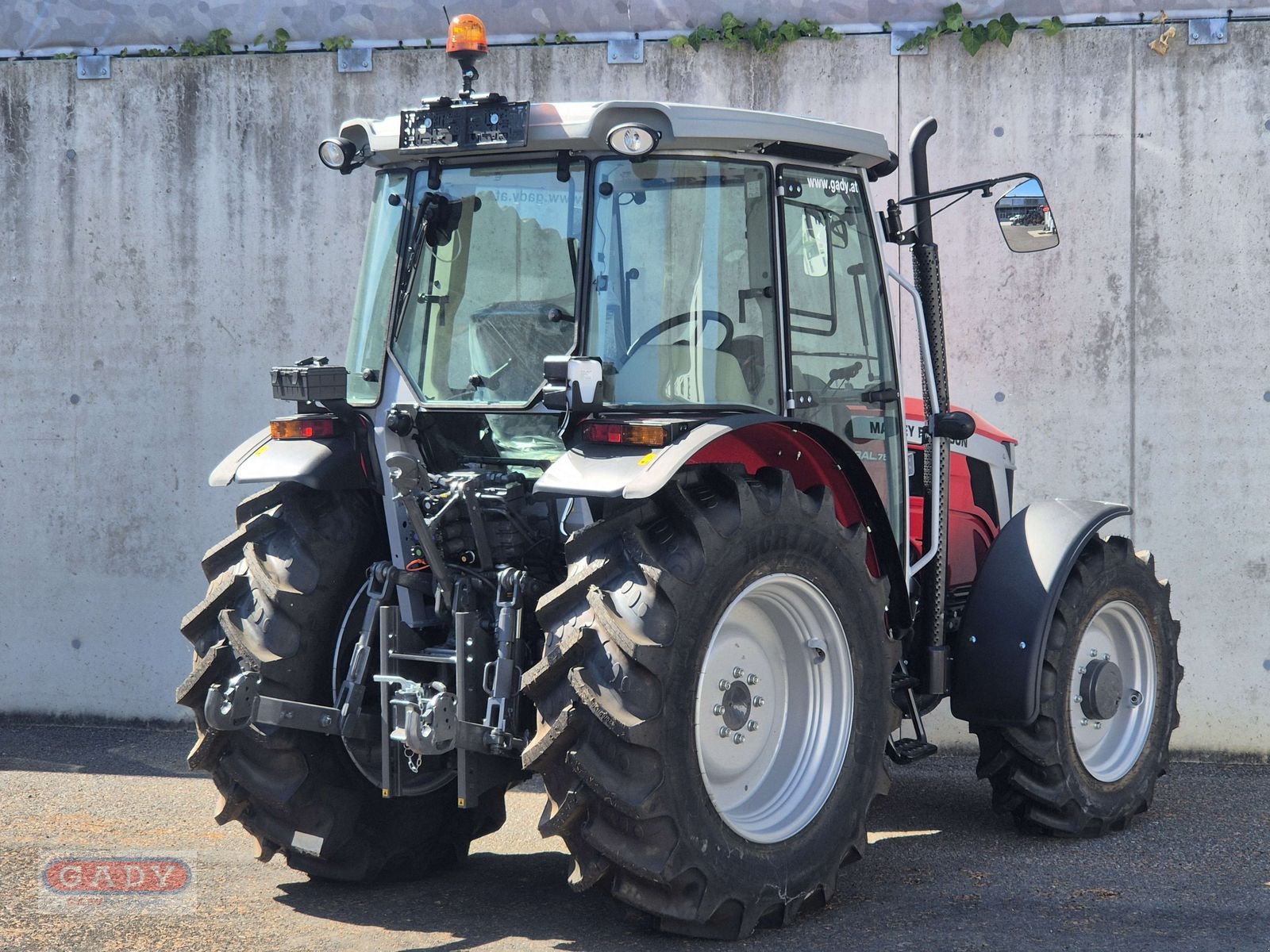 Traktor des Typs Massey Ferguson MF 3AL.75 (Kabine mit ebenem Boden), Neumaschine in Lebring (Bild 2)