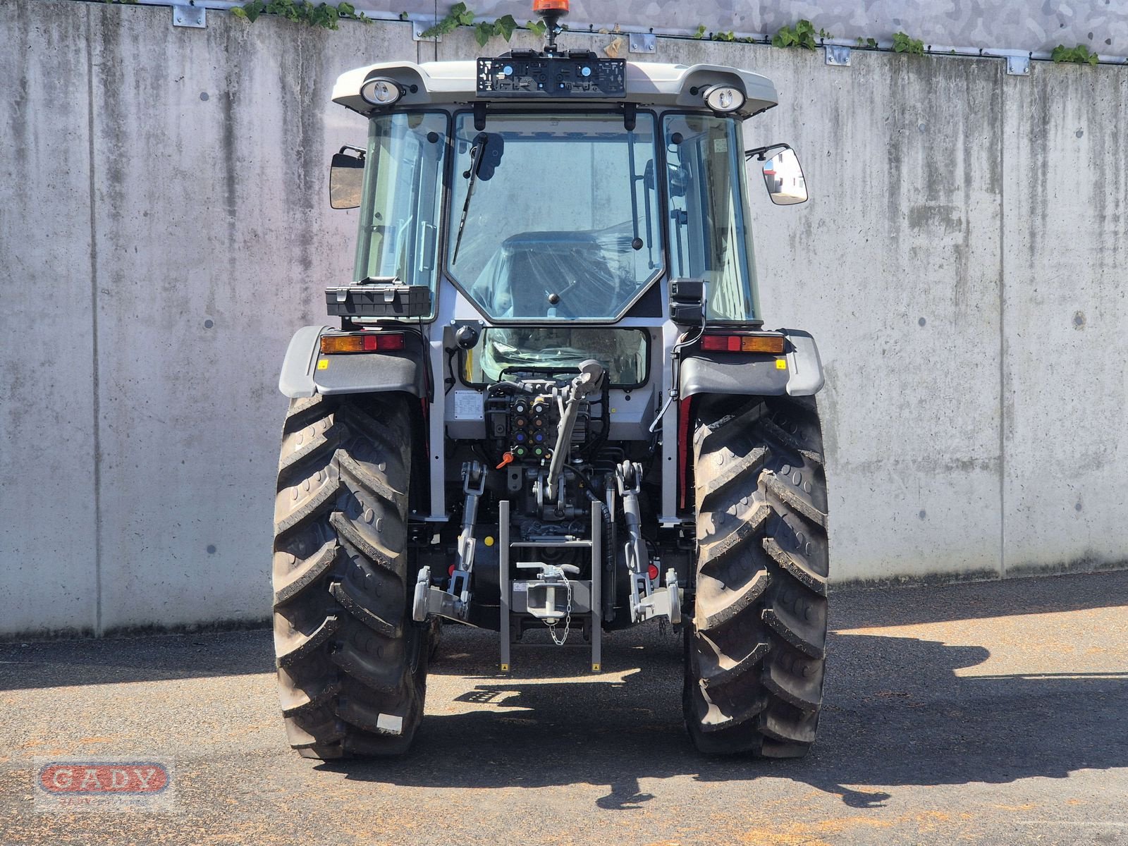 Traktor des Typs Massey Ferguson MF 3AL.75 (Kabine mit ebenem Boden), Neumaschine in Lebring (Bild 4)