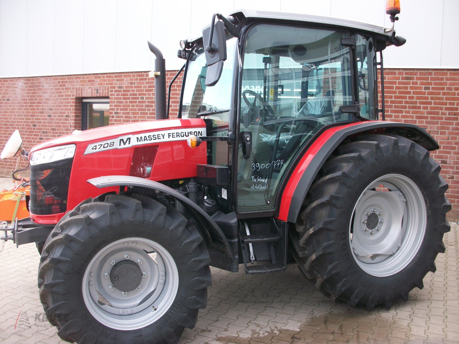 Traktor des Typs Massey Ferguson MF 4708 M CAB Essential, Neumaschine in Fürstenau (Bild 2)