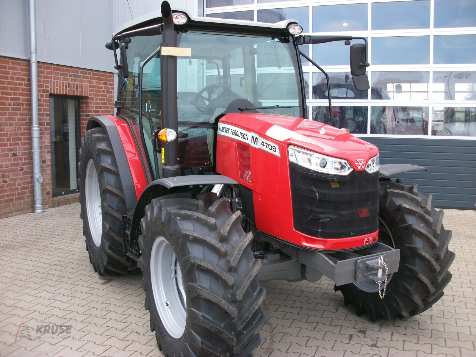Traktor des Typs Massey Ferguson MF 4708 M CAB Essential, Neumaschine in Fürstenau (Bild 4)