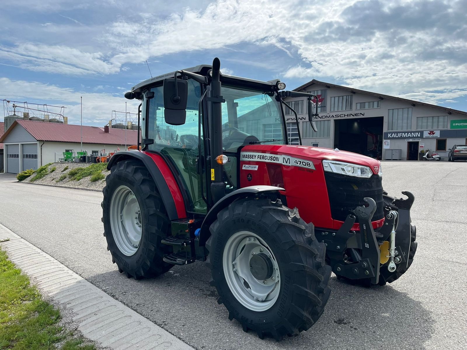 Traktor des Typs Massey Ferguson MF 4708 M Kabine, Neumaschine in NATTERNBACH (Bild 3)