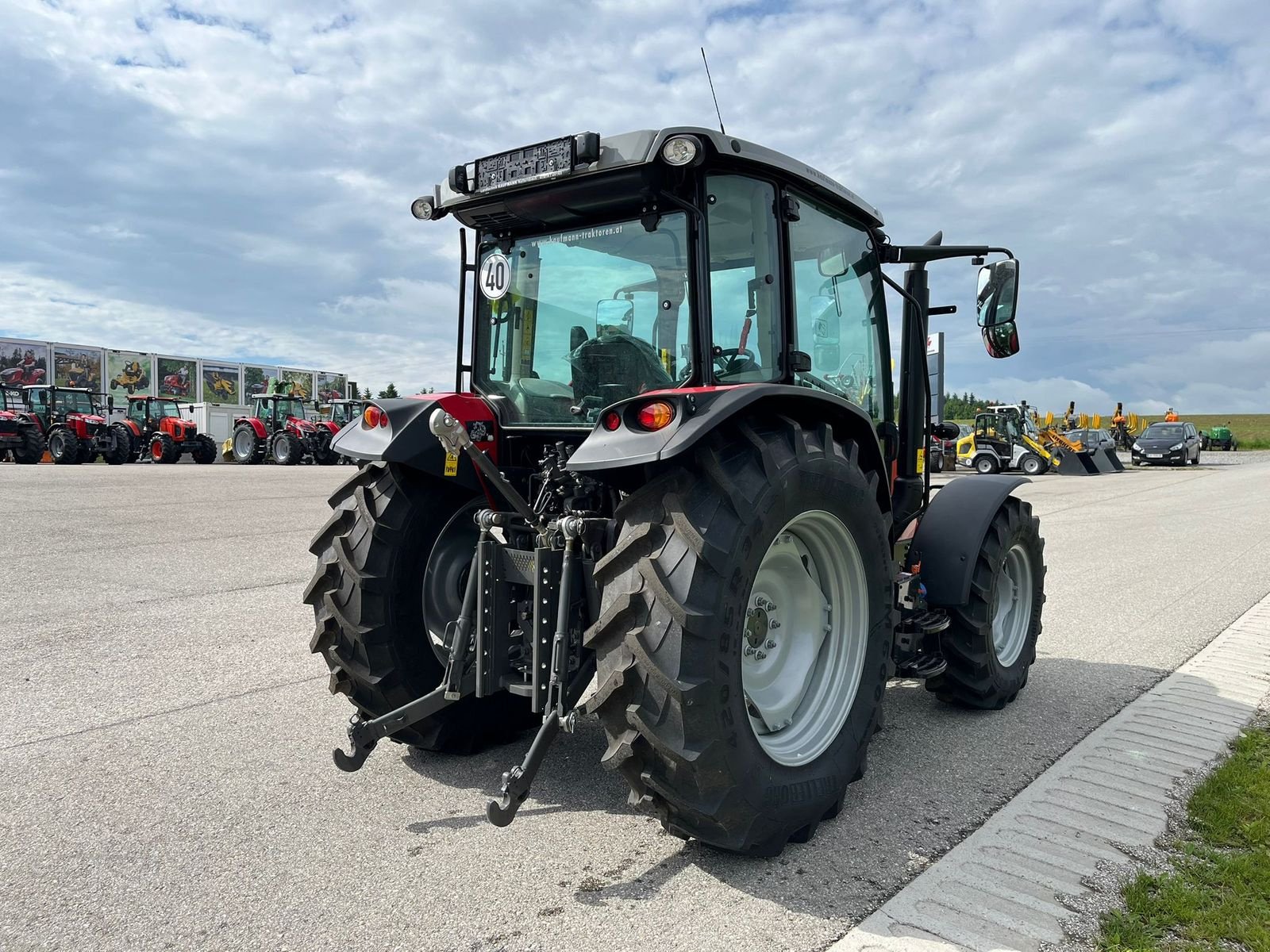 Traktor des Typs Massey Ferguson MF 4708 M Kabine, Neumaschine in NATTERNBACH (Bild 5)