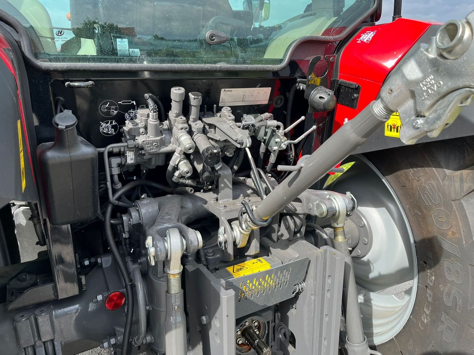 Traktor des Typs Massey Ferguson MF 4708 M Kabine, Neumaschine in NATTERNBACH (Bild 11)