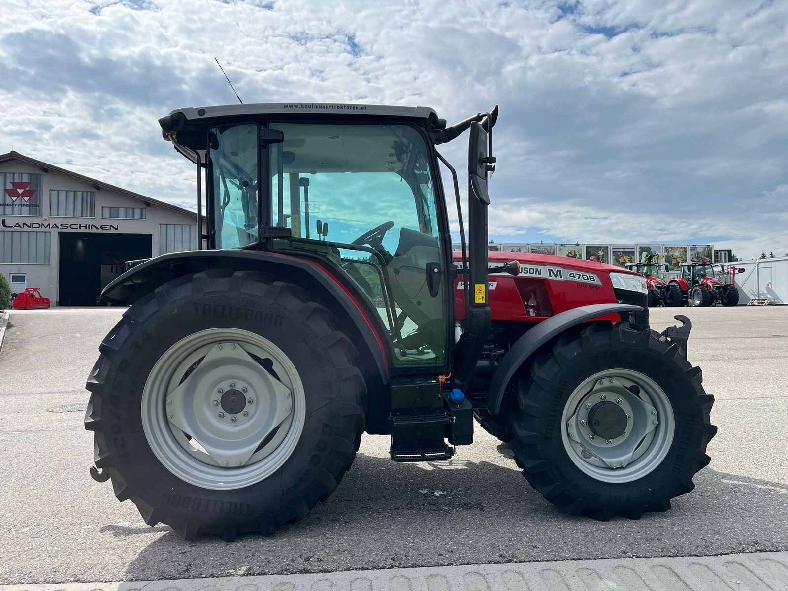 Traktor des Typs Massey Ferguson MF 4708 M Kabine, Neumaschine in NATTERNBACH (Bild 4)