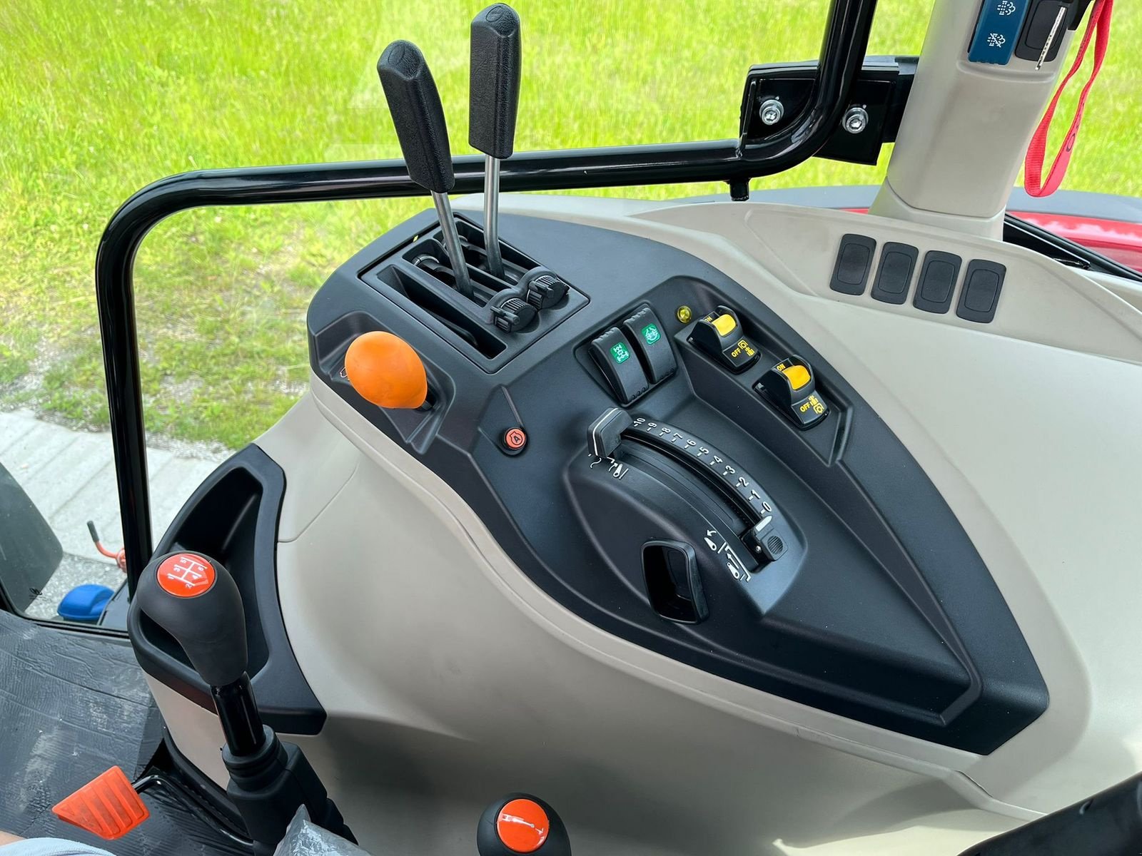 Traktor des Typs Massey Ferguson MF 4708 M Kabine, Neumaschine in NATTERNBACH (Bild 14)