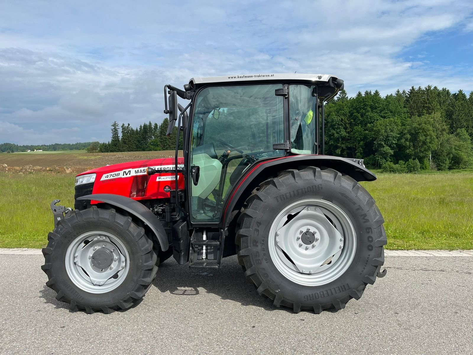 Traktor des Typs Massey Ferguson MF 4708 M Kabine, Neumaschine in NATTERNBACH (Bild 9)