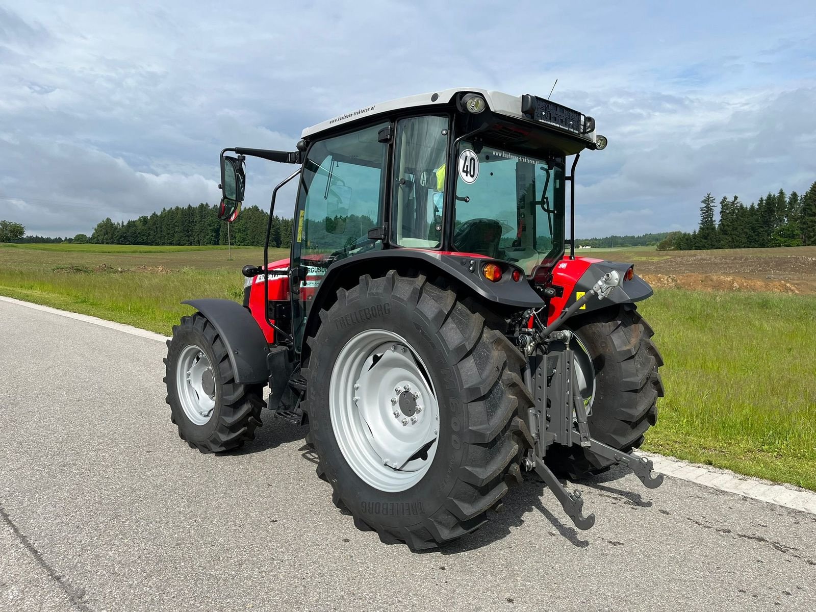 Traktor des Typs Massey Ferguson MF 4708 M Kabine, Neumaschine in NATTERNBACH (Bild 8)