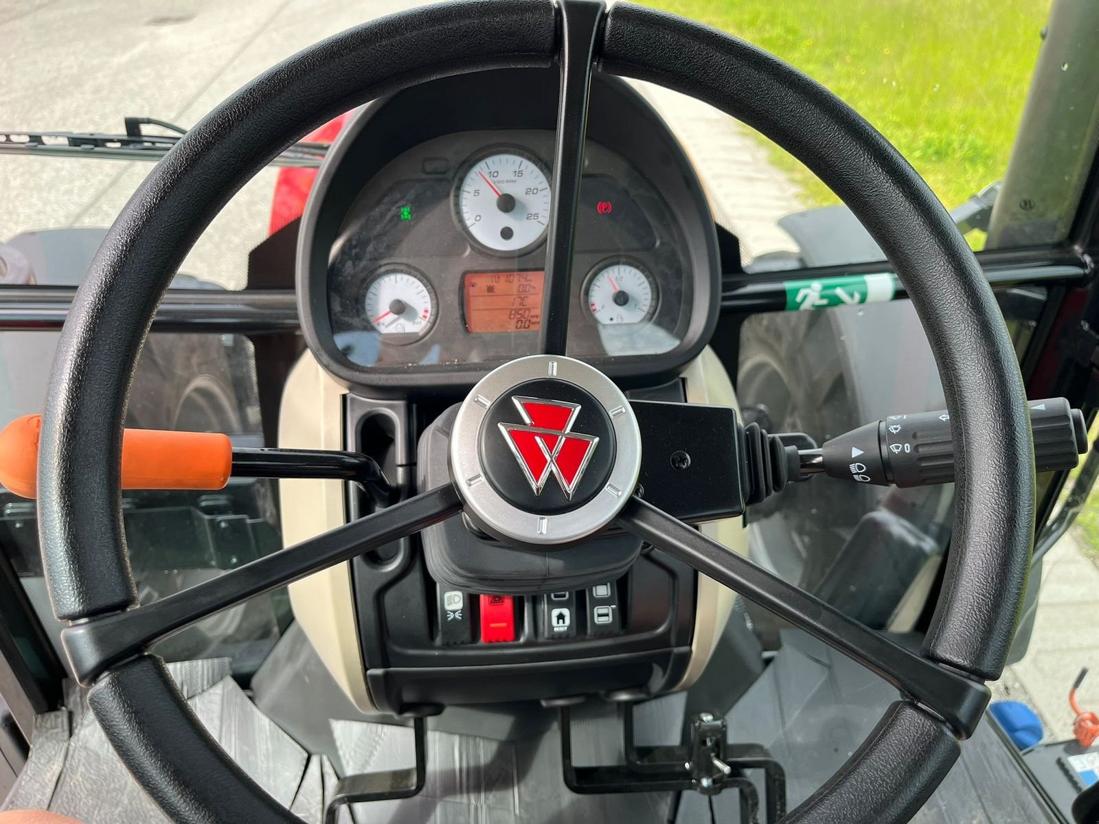 Traktor des Typs Massey Ferguson MF 4708 M Kabine, Neumaschine in NATTERNBACH (Bild 16)