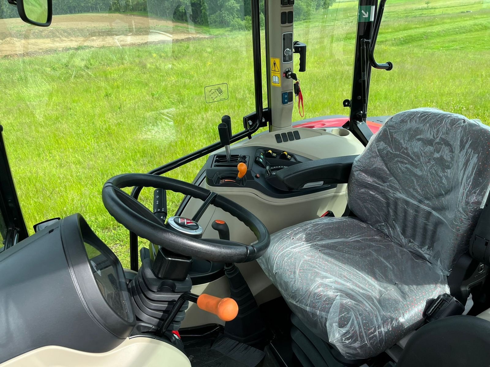 Traktor des Typs Massey Ferguson MF 4708 M Kabine, Neumaschine in NATTERNBACH (Bild 13)