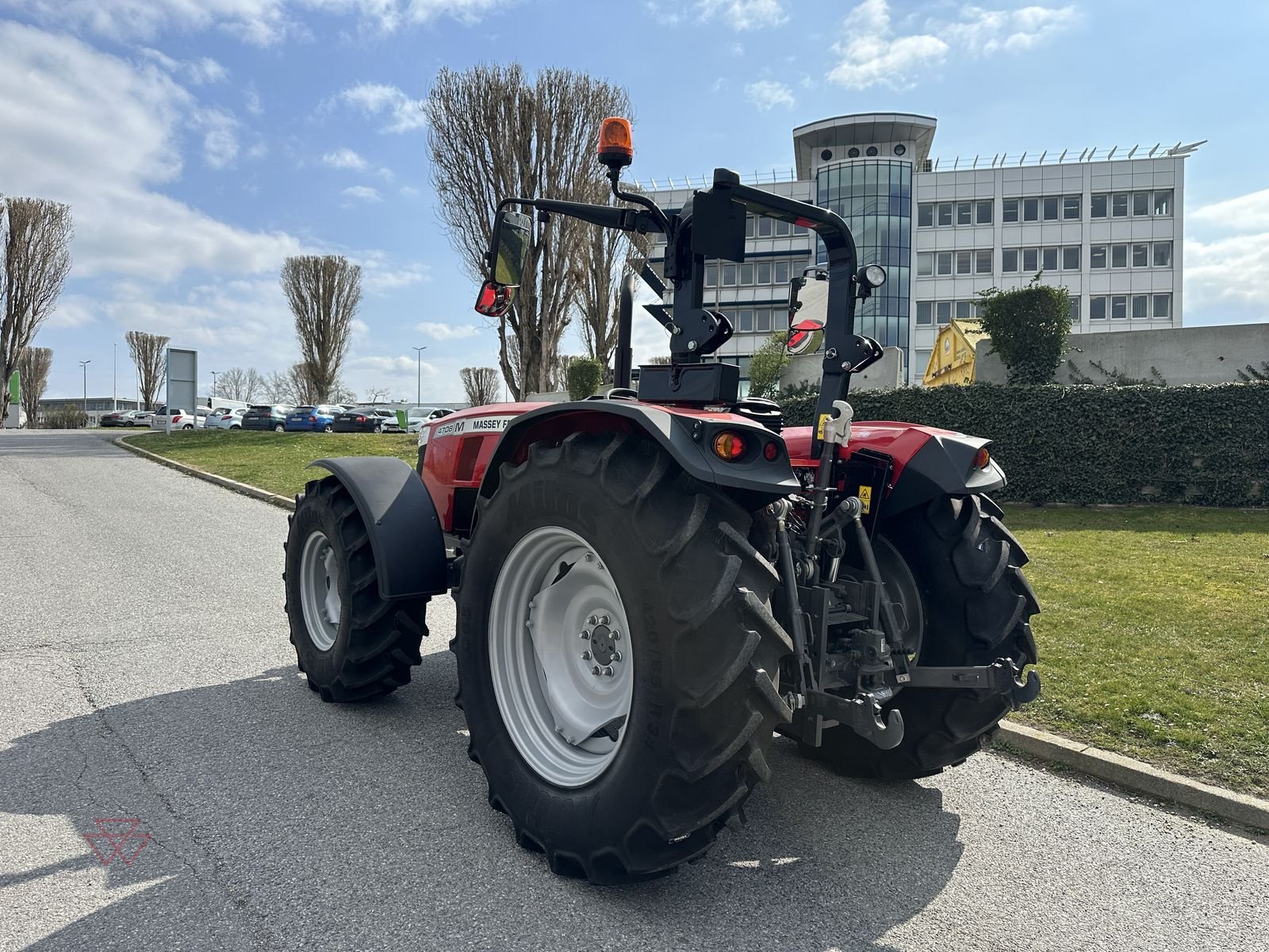 Traktor του τύπου Massey Ferguson MF 4708 M Plattform, Neumaschine σε Schwechat (Φωτογραφία 4)