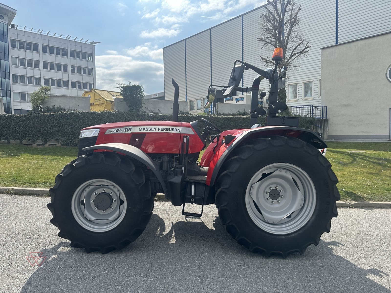 Traktor του τύπου Massey Ferguson MF 4708 M Plattform, Neumaschine σε Schwechat (Φωτογραφία 3)
