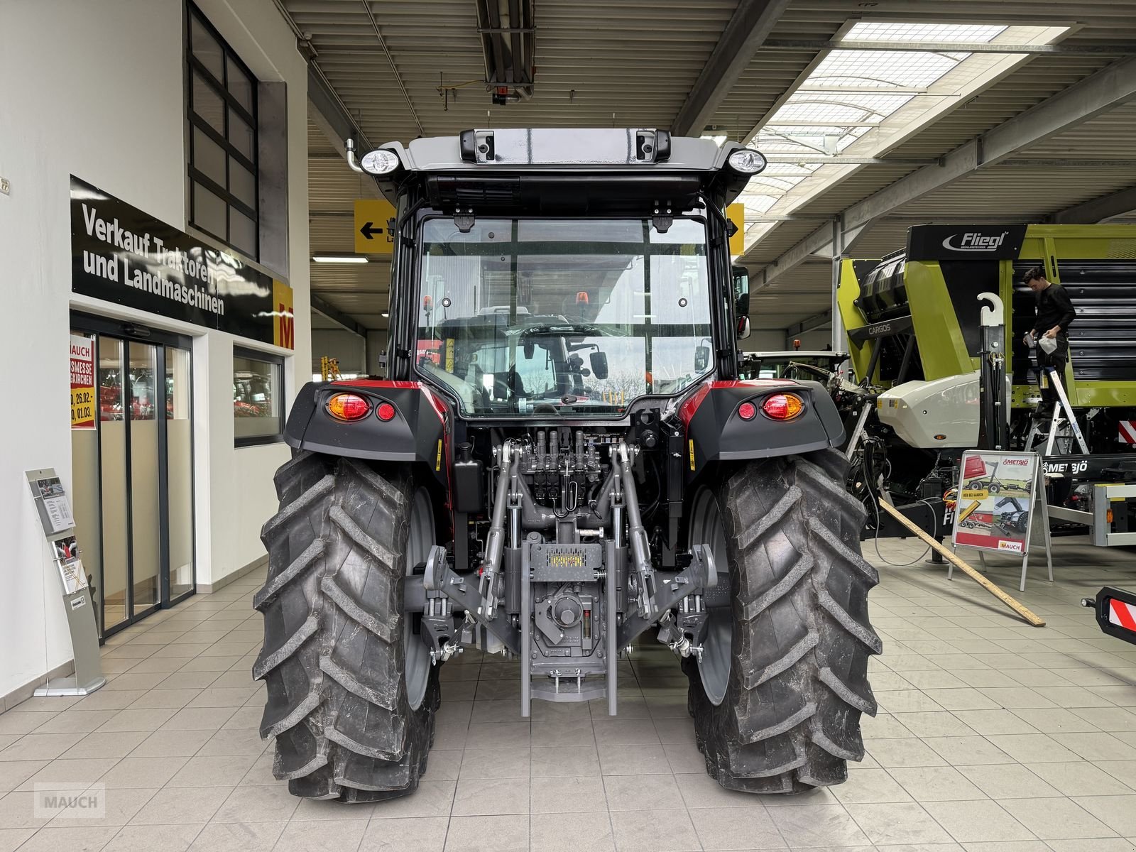 Traktor van het type Massey Ferguson MF 4708 M, Neumaschine in Burgkirchen (Foto 7)