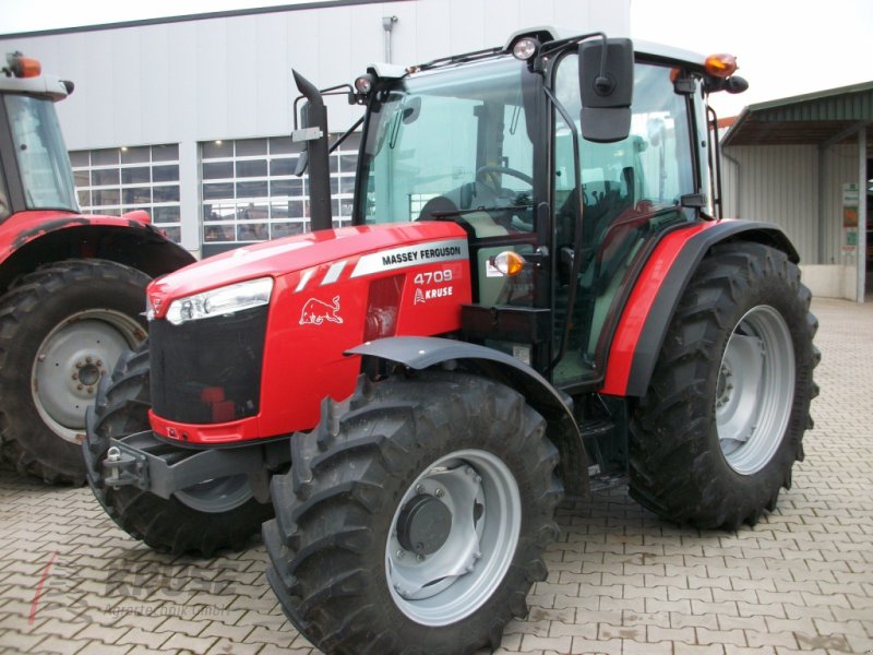 Traktor des Typs Massey Ferguson MF 4709 CAB Essential, Neumaschine in Fürstenau (Bild 1)