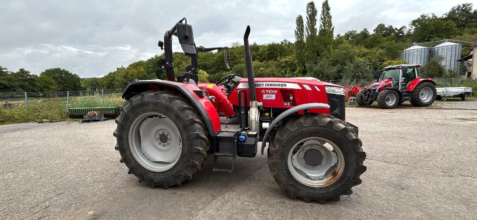 Traktor от тип Massey Ferguson MF 4709, Gebrauchtmaschine в Billigheim (Снимка 3)