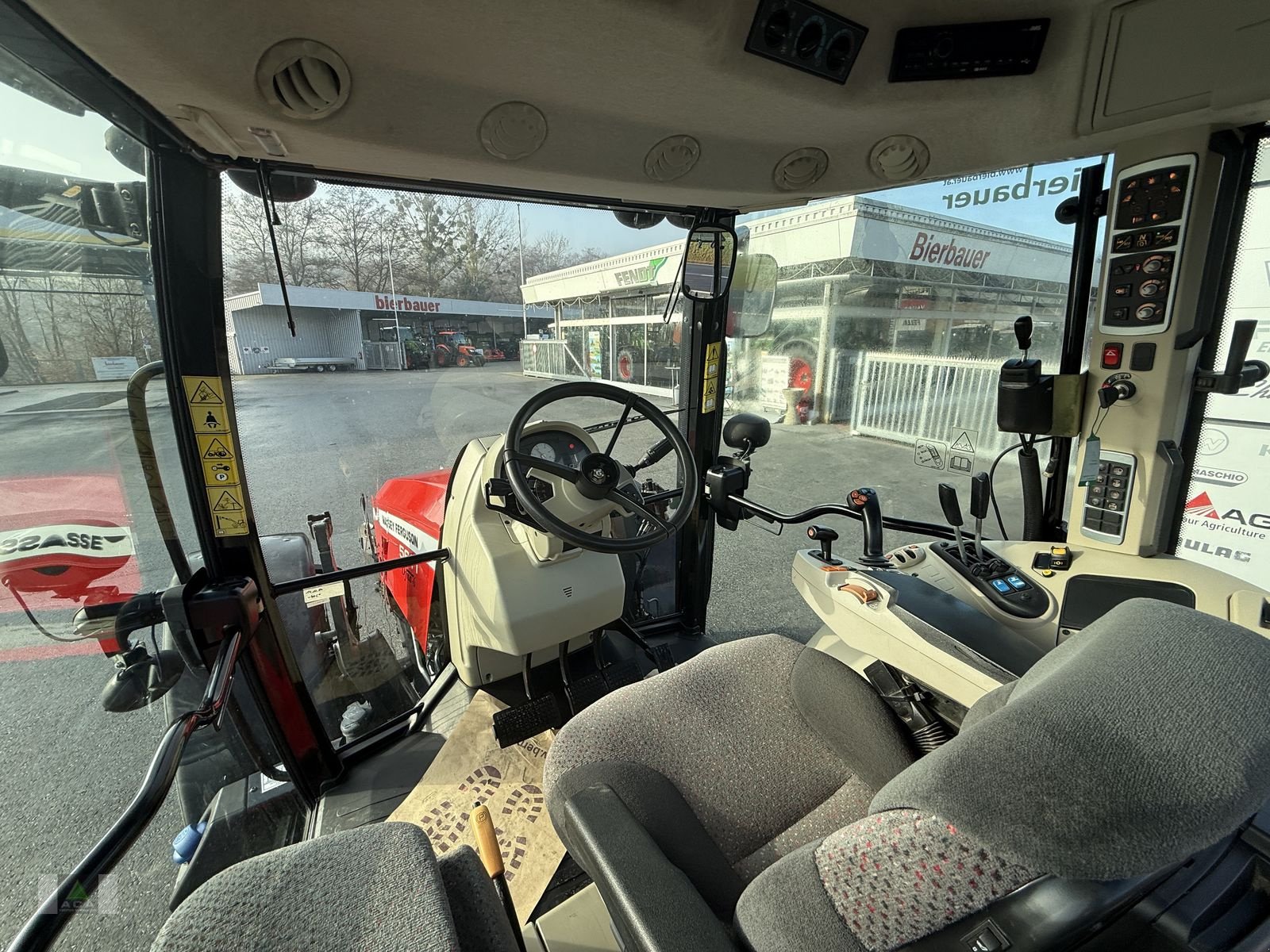 Traktor of the type Massey Ferguson MF 5611 Dyna-6 Efficient, Gebrauchtmaschine in Markt Hartmannsdorf (Picture 10)