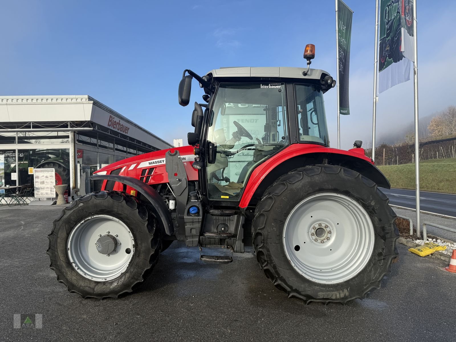 Traktor tip Massey Ferguson MF 5611 Dyna-6 Efficient, Gebrauchtmaschine in Markt Hartmannsdorf (Poză 2)