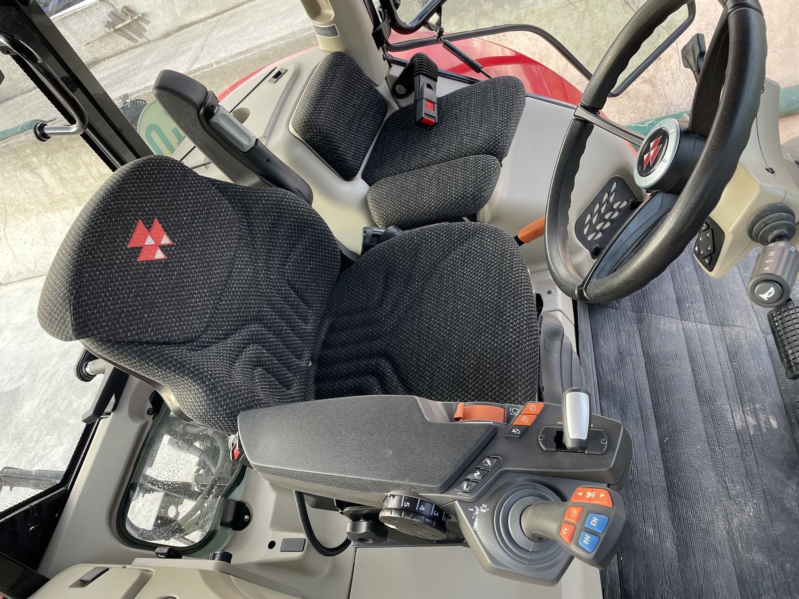 Traktor of the type Massey Ferguson MF 5710 S Efficient, Gebrauchtmaschine in NATTERNBACH (Picture 17)