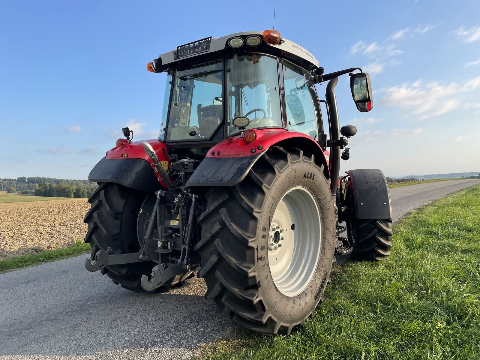 Traktor of the type Massey Ferguson MF 5710 S Efficient, Gebrauchtmaschine in NATTERNBACH (Picture 5)