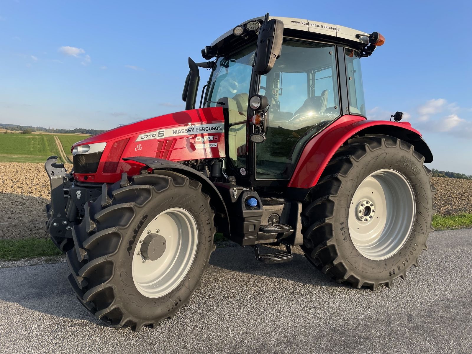 Traktor of the type Massey Ferguson MF 5710 S Efficient, Gebrauchtmaschine in NATTERNBACH (Picture 1)