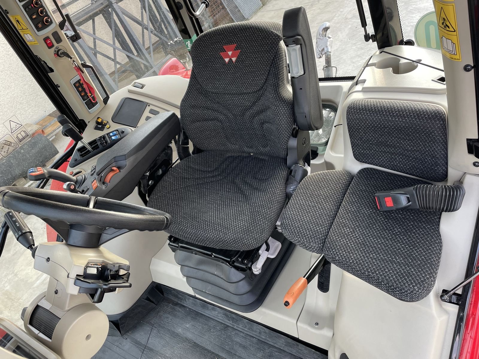 Traktor of the type Massey Ferguson MF 5710 S Efficient, Gebrauchtmaschine in NATTERNBACH (Picture 16)