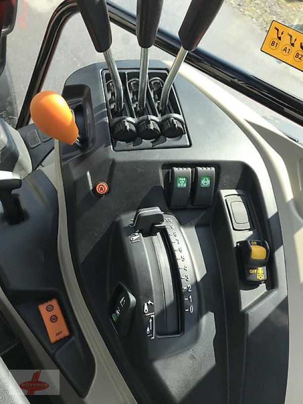 Traktor des Typs Massey Ferguson MF 5711 Dyna-4, Gebrauchtmaschine in Oederan (Bild 8)