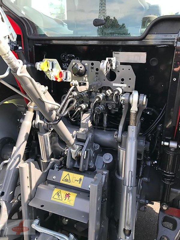 Traktor des Typs Massey Ferguson MF 5711 Dyna-4, Gebrauchtmaschine in Oederan (Bild 4)