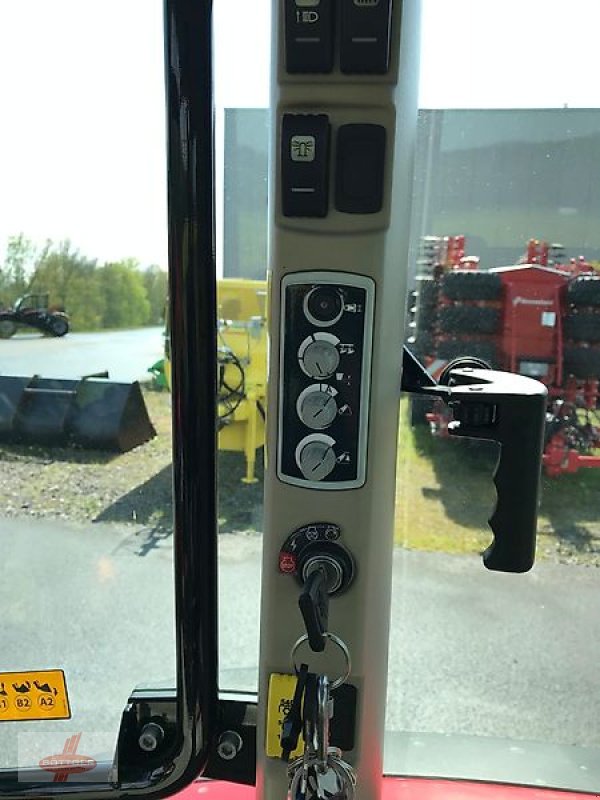 Traktor des Typs Massey Ferguson MF 5711 Dyna-4, Gebrauchtmaschine in Oederan (Bild 7)