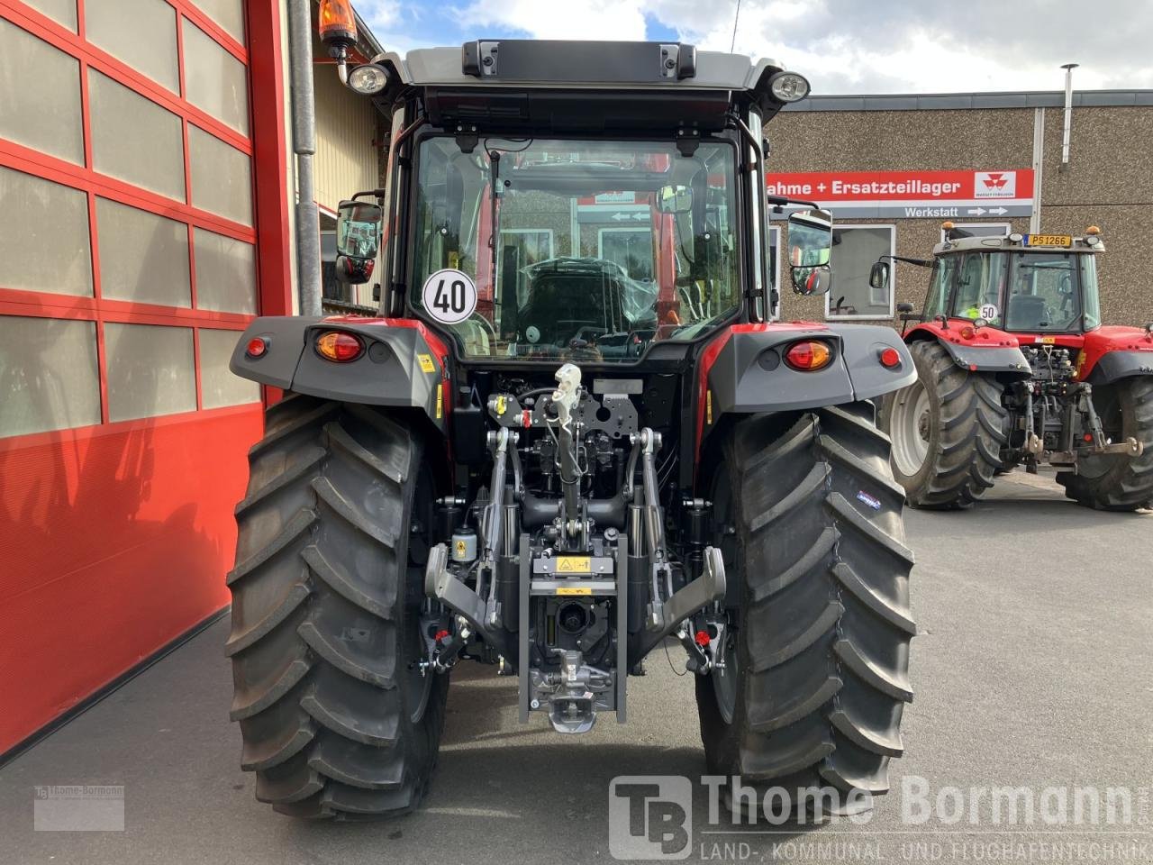 Traktor des Typs Massey Ferguson MF 5711 M Dyna-4 4WD Cab, Neumaschine in Prüm (Bild 4)