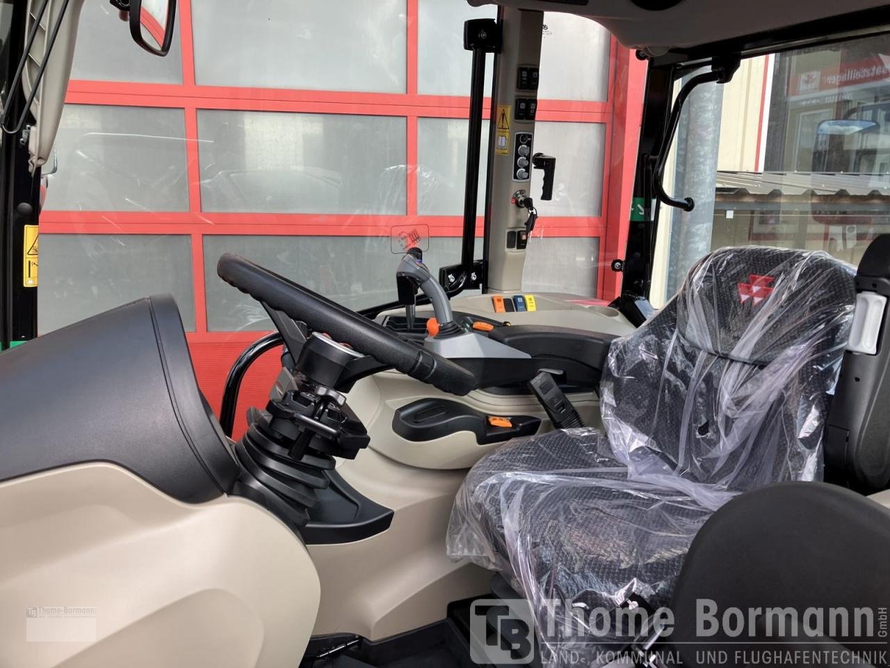 Traktor des Typs Massey Ferguson MF 5711 M Dyna-4 4WD Cab, Neumaschine in Prüm (Bild 7)