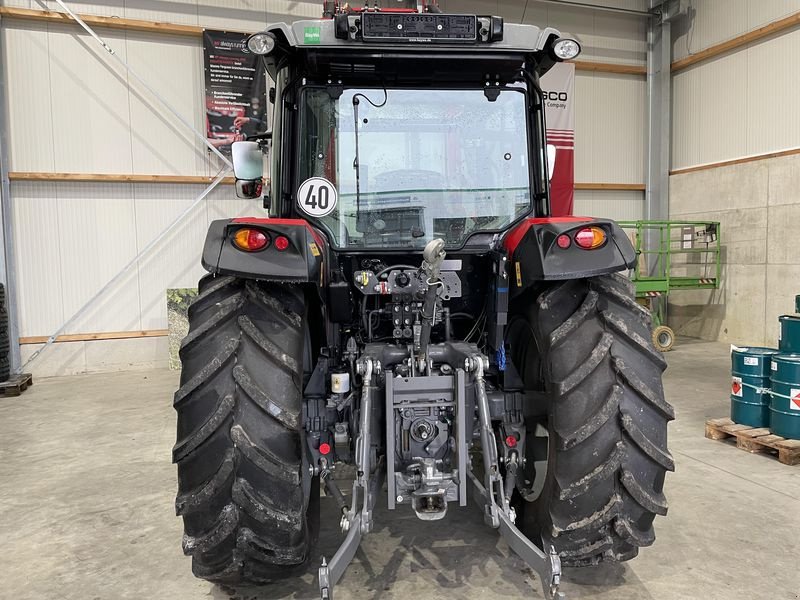 Traktor des Typs Massey Ferguson MF 5711 M DYNA-4 4WD ESSENTIAL, Gebrauchtmaschine in Eichendorf (Bild 4)