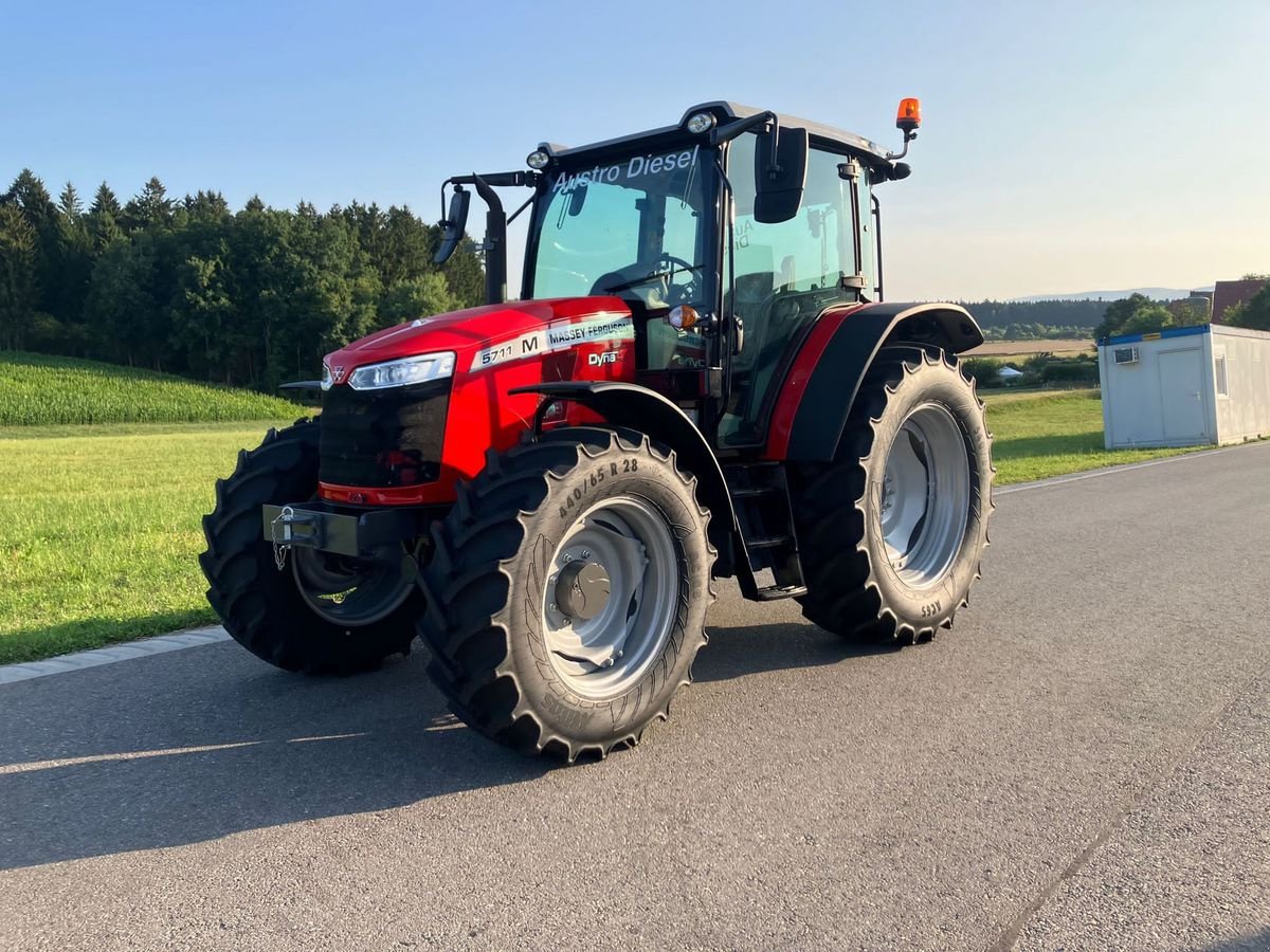 Traktor Türe ait Massey Ferguson MF 5711 M, Neumaschine içinde NATTERNBACH (resim 1)