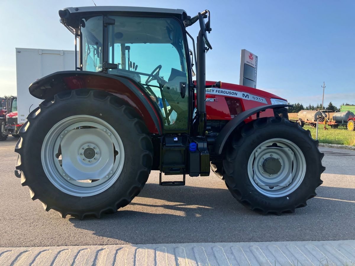Traktor Türe ait Massey Ferguson MF 5711 M, Neumaschine içinde NATTERNBACH (resim 8)