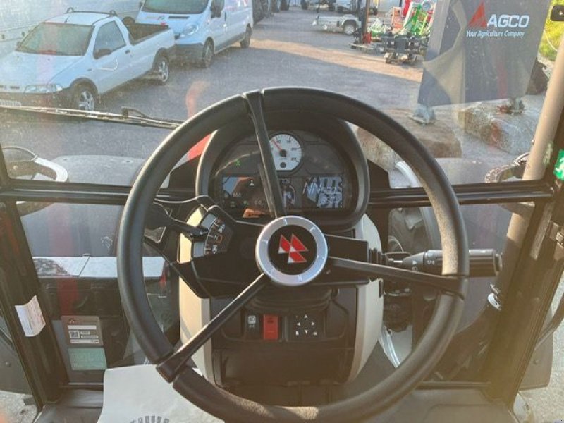 Traktor Türe ait Massey Ferguson MF 5711 M, Neumaschine içinde NATTERNBACH (resim 10)