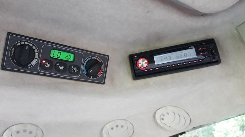 Traktor des Typs Massey Ferguson MF 5713 SL, Gebrauchtmaschine in Itterbeck (Bild 22)