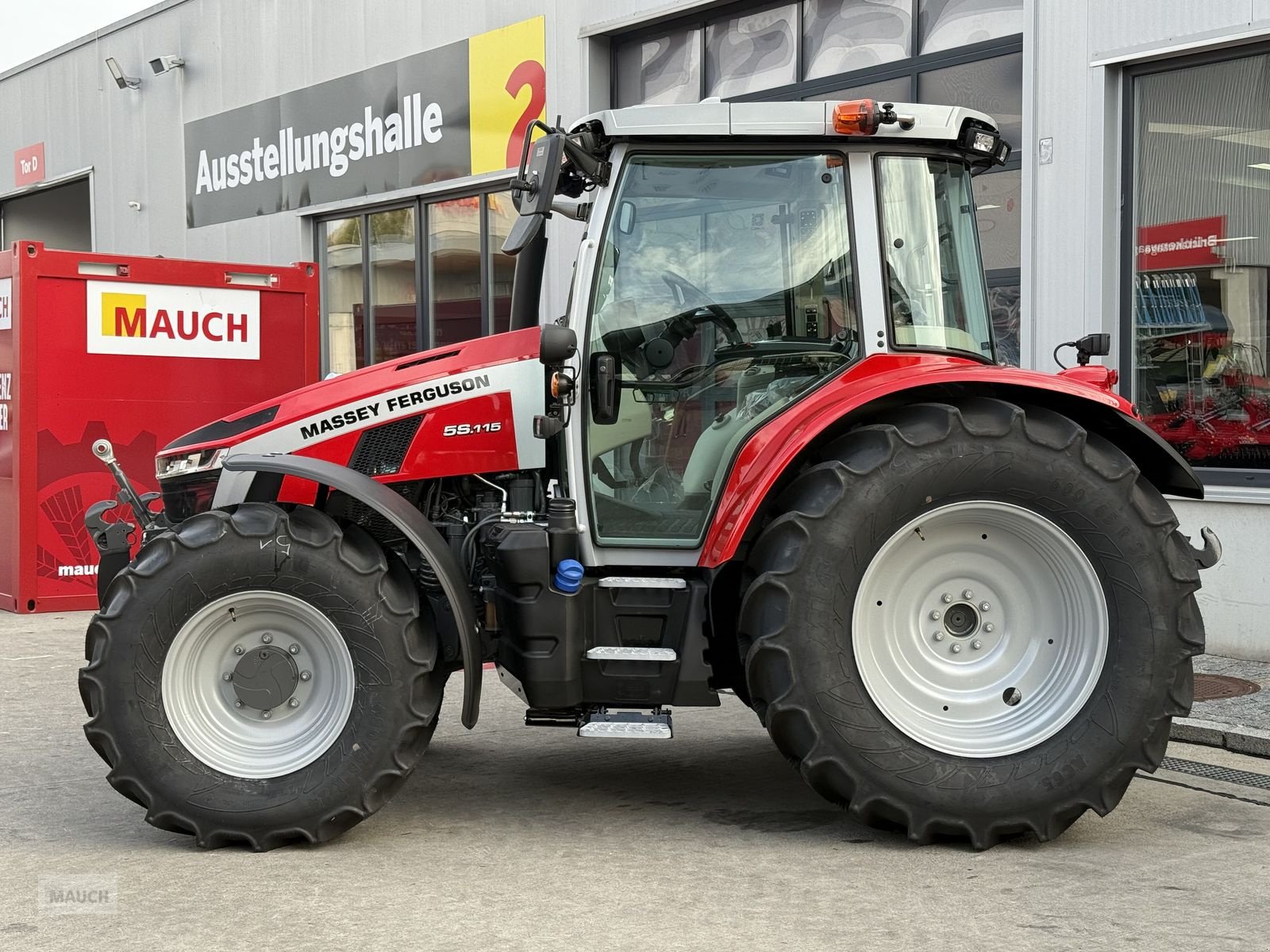 Traktor des Typs Massey Ferguson MF 5S.115 Dyna-4 Efficient, Neumaschine in Burgkirchen (Bild 2)