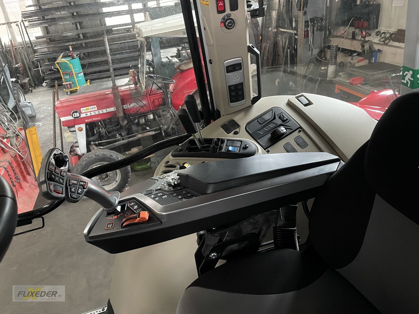 Traktor tipa Massey Ferguson MF 5S.115 Dyna-6 Efficient, Vorführmaschine u Pattigham (Slika 2)