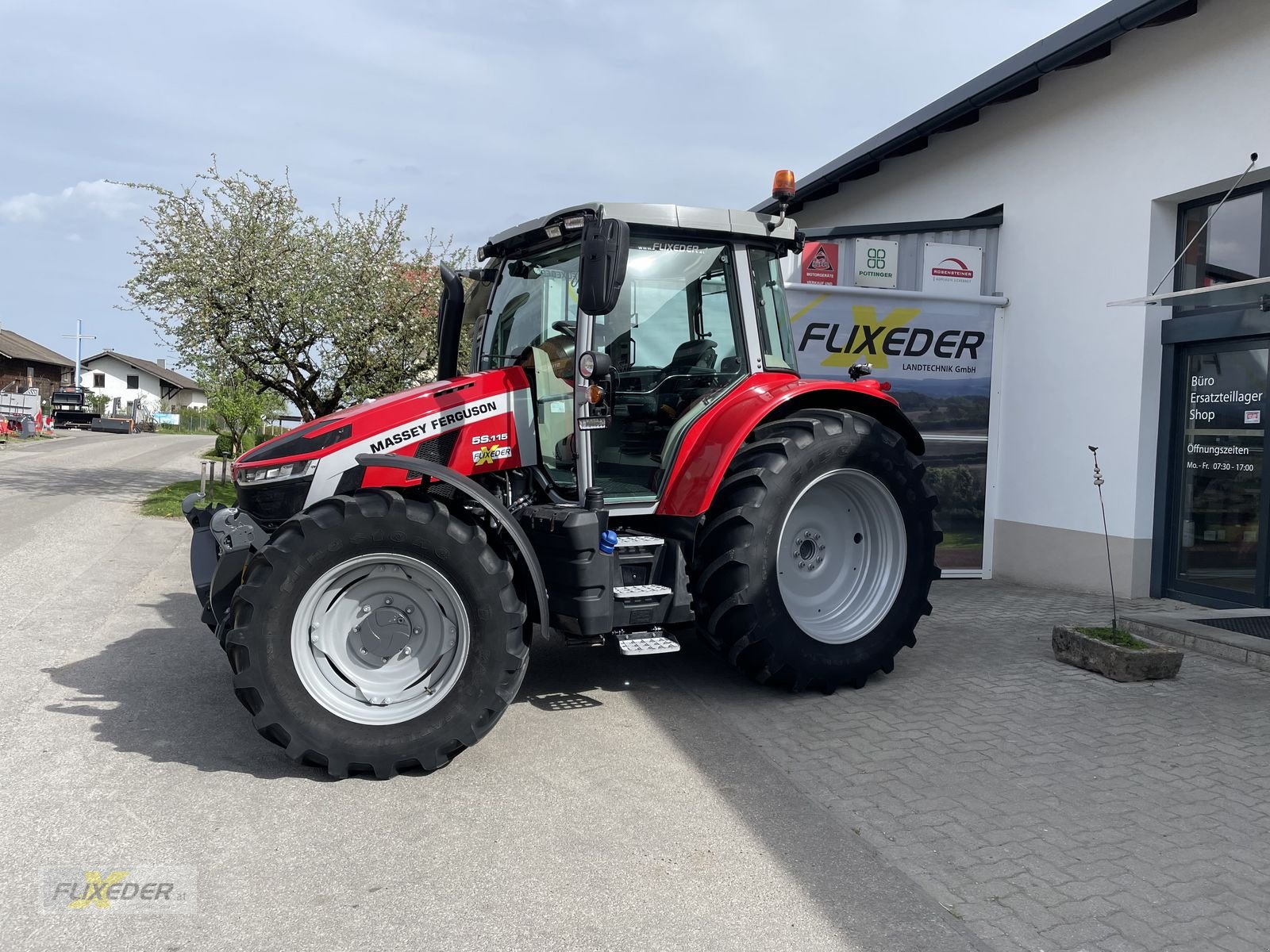 Traktor typu Massey Ferguson MF 5S.115 Dyna-6 Exclusive, Vorführmaschine v Pattigham (Obrázek 1)
