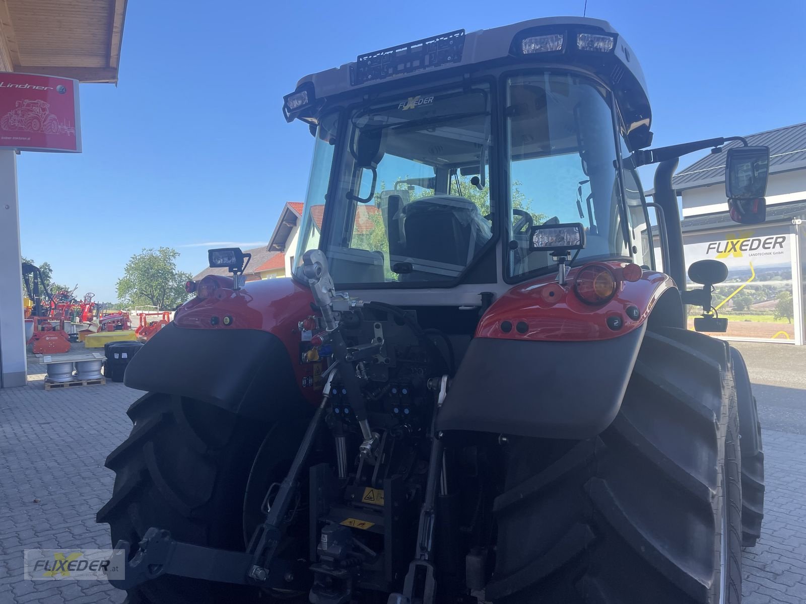 Traktor of the type Massey Ferguson MF 5S.135 Dyna-4 Efficient, Neumaschine in Pattigham (Picture 5)