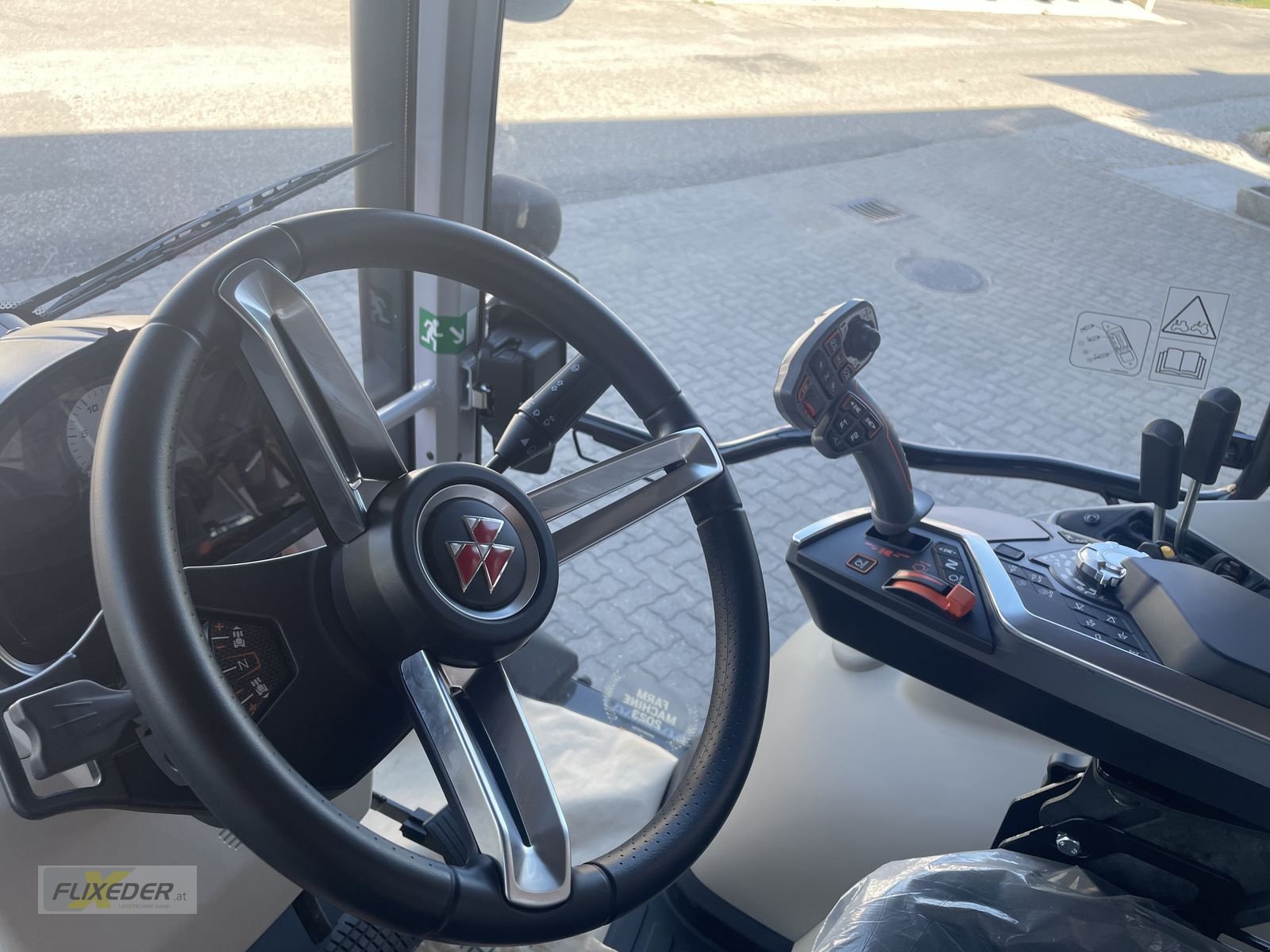 Traktor of the type Massey Ferguson MF 5S.135 Dyna-4 Efficient, Neumaschine in Pattigham (Picture 2)