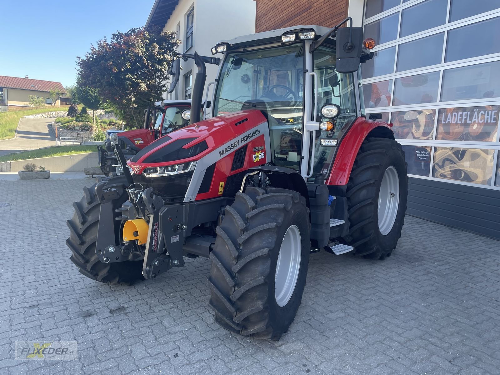 Traktor of the type Massey Ferguson MF 5S.135 Dyna-4 Efficient, Neumaschine in Pattigham (Picture 3)