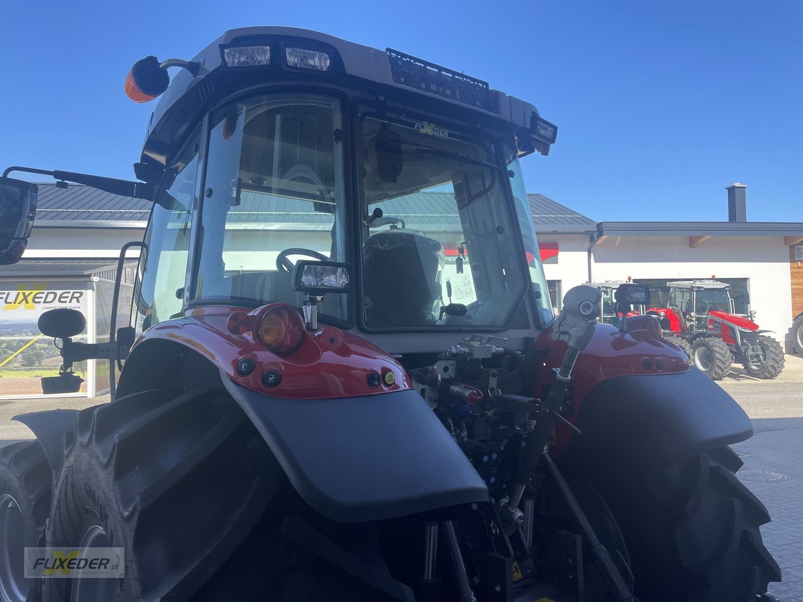 Traktor of the type Massey Ferguson MF 5S.135 Dyna-4 Efficient, Neumaschine in Pattigham (Picture 10)
