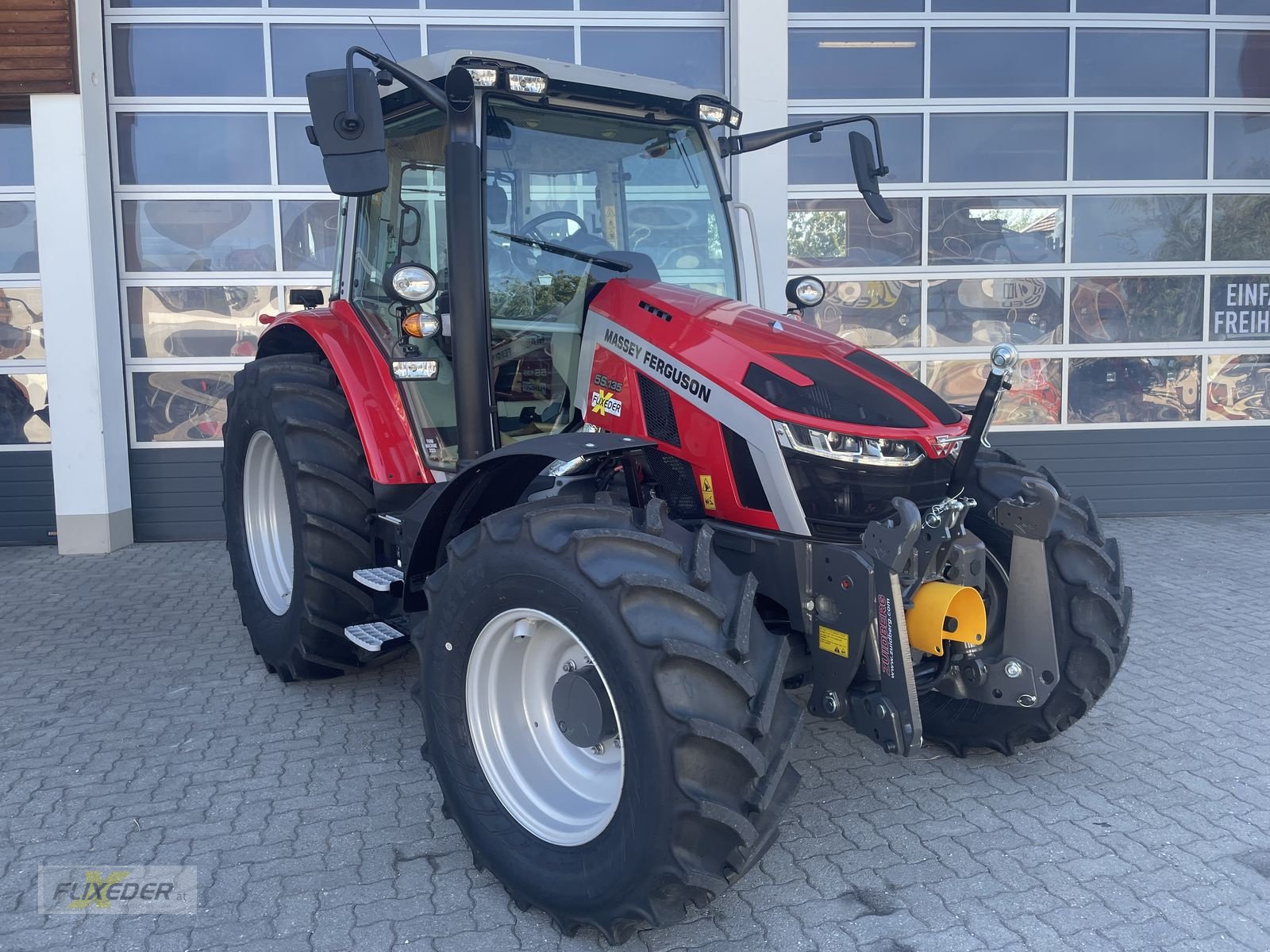 Traktor of the type Massey Ferguson MF 5S.135 Dyna-4 Efficient, Neumaschine in Pattigham (Picture 4)