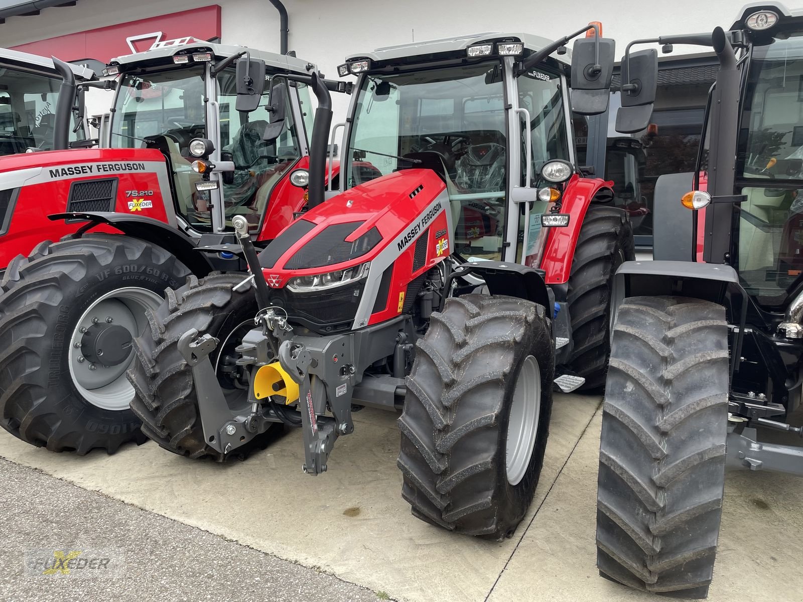 Traktor Türe ait Massey Ferguson MF 5S.135 Dyna-4 Efficient, Neumaschine içinde Pattigham (resim 1)