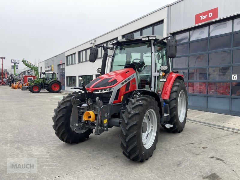 Traktor Türe ait Massey Ferguson MF 5S.135, Neumaschine içinde Burgkirchen