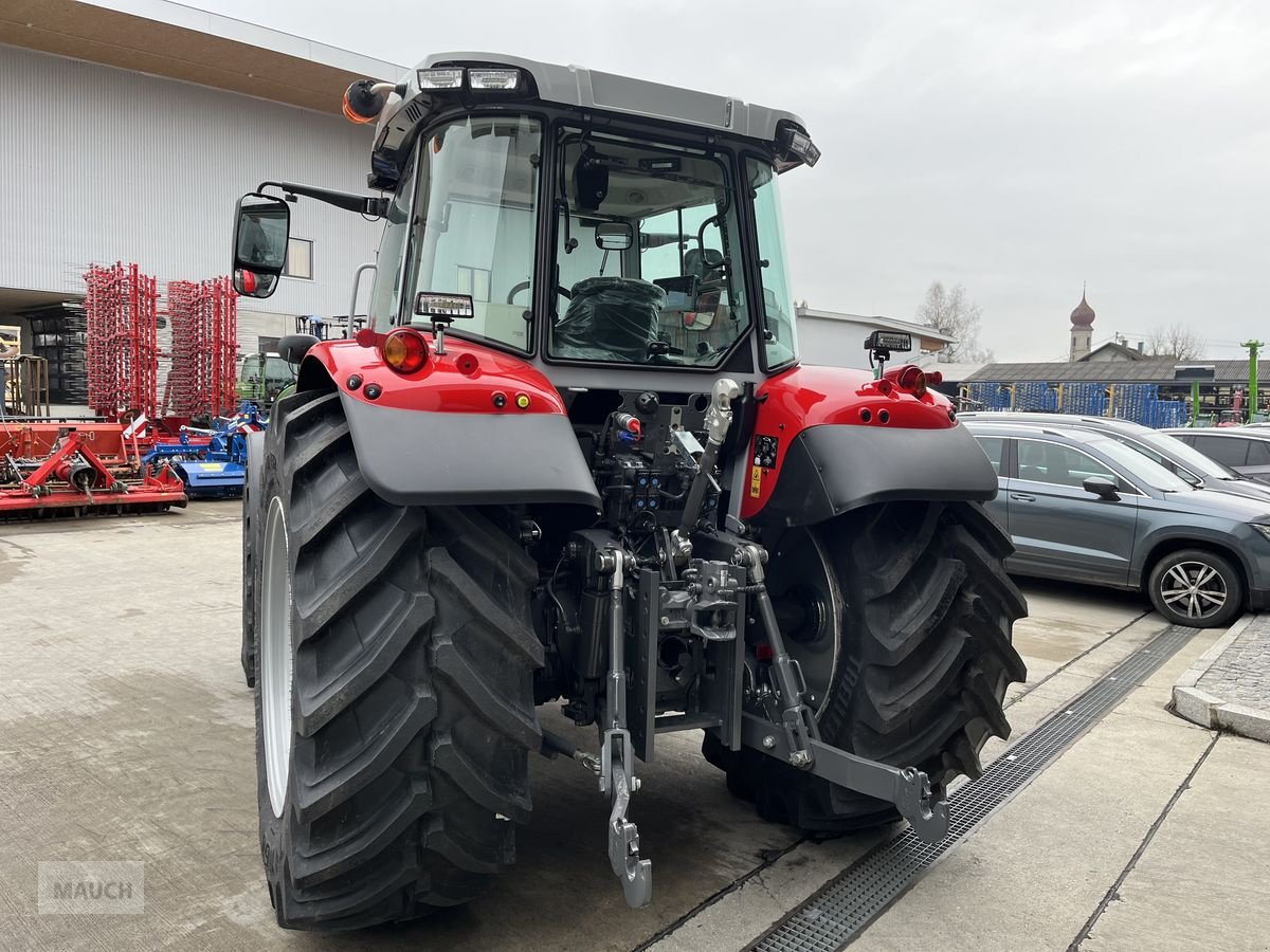 Traktor des Typs Massey Ferguson MF 5S.145 Dyna-6 Exclusive, Neumaschine in Burgkirchen (Bild 5)